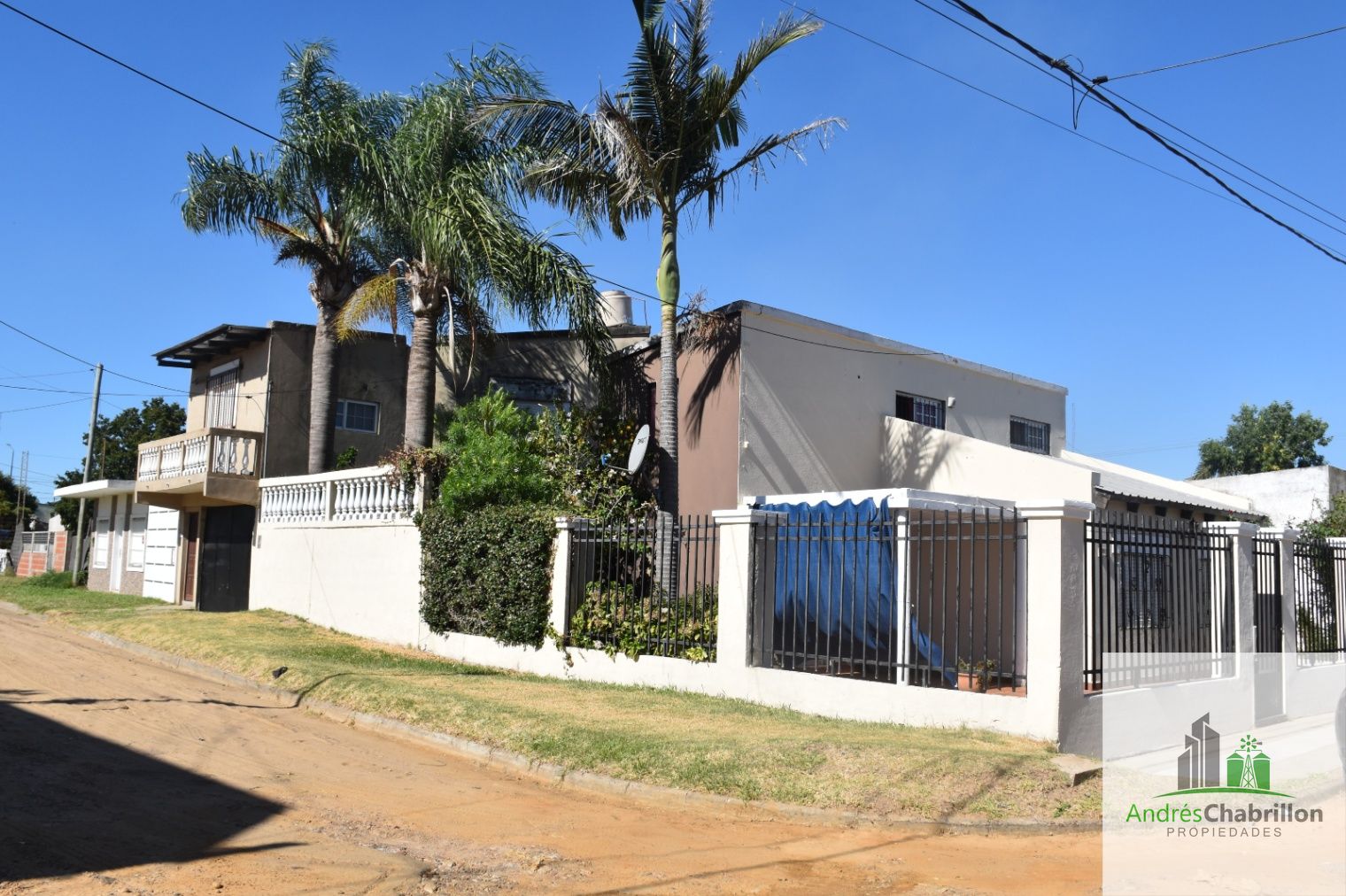 Casa con departamento en venta – ambas unidades alquiladas