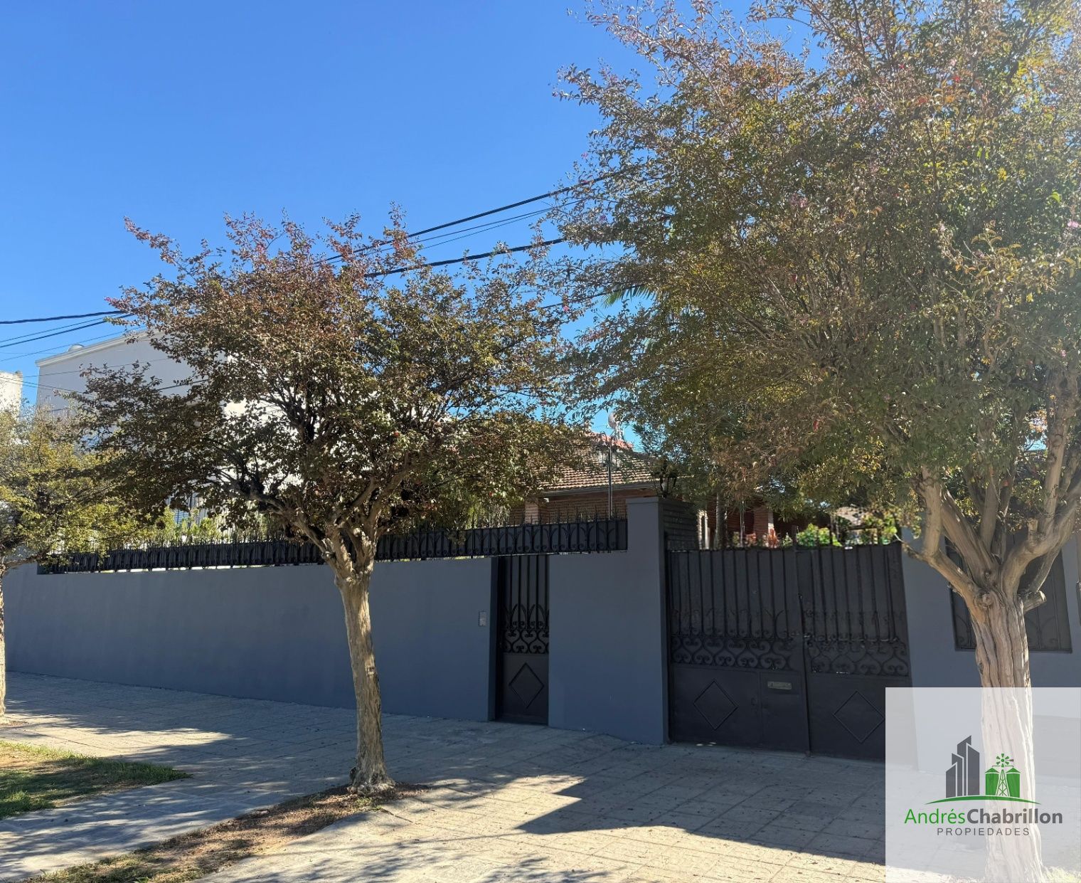 Amplia casa de categoría con piscina y quincho – Apta crédito