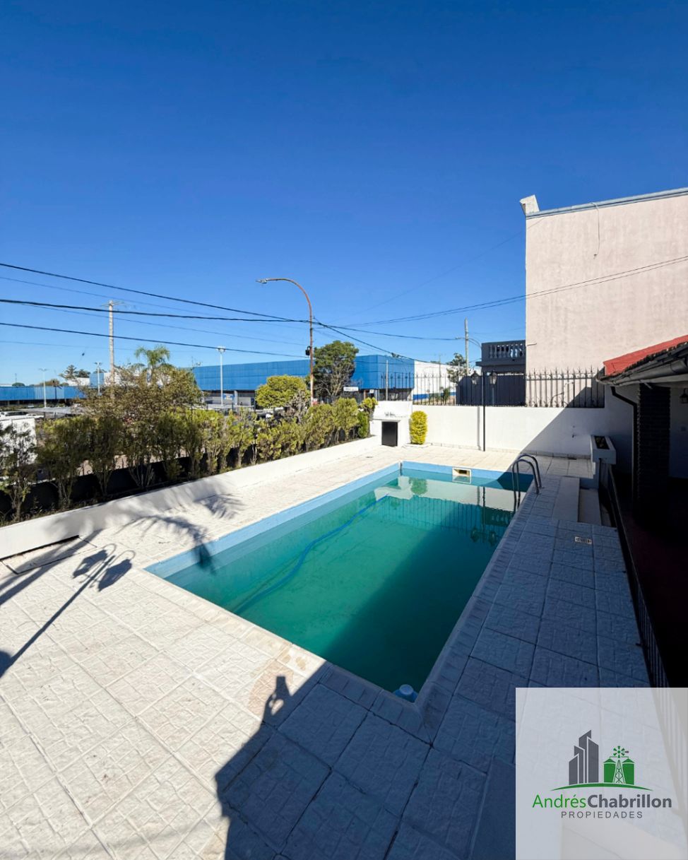Amplia casa de categoría con piscina y quincho – Apta crédito - foto 3