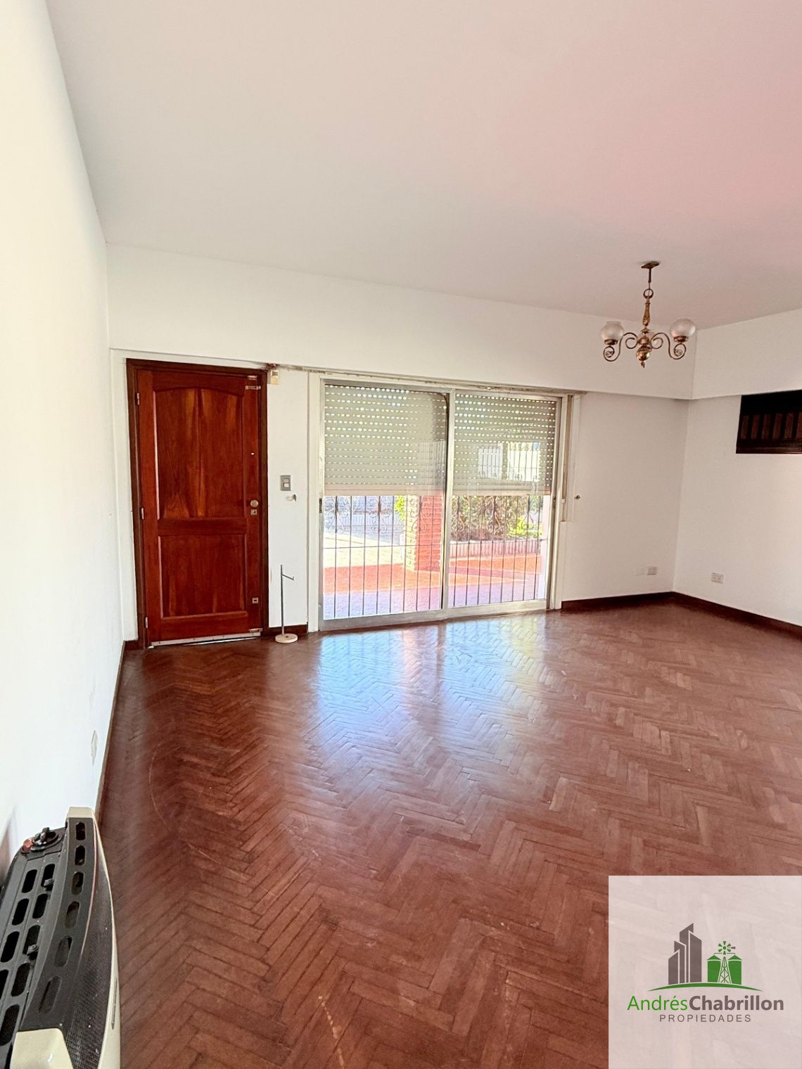 Amplia casa de categoría con piscina y quincho – Apta crédito - foto 4