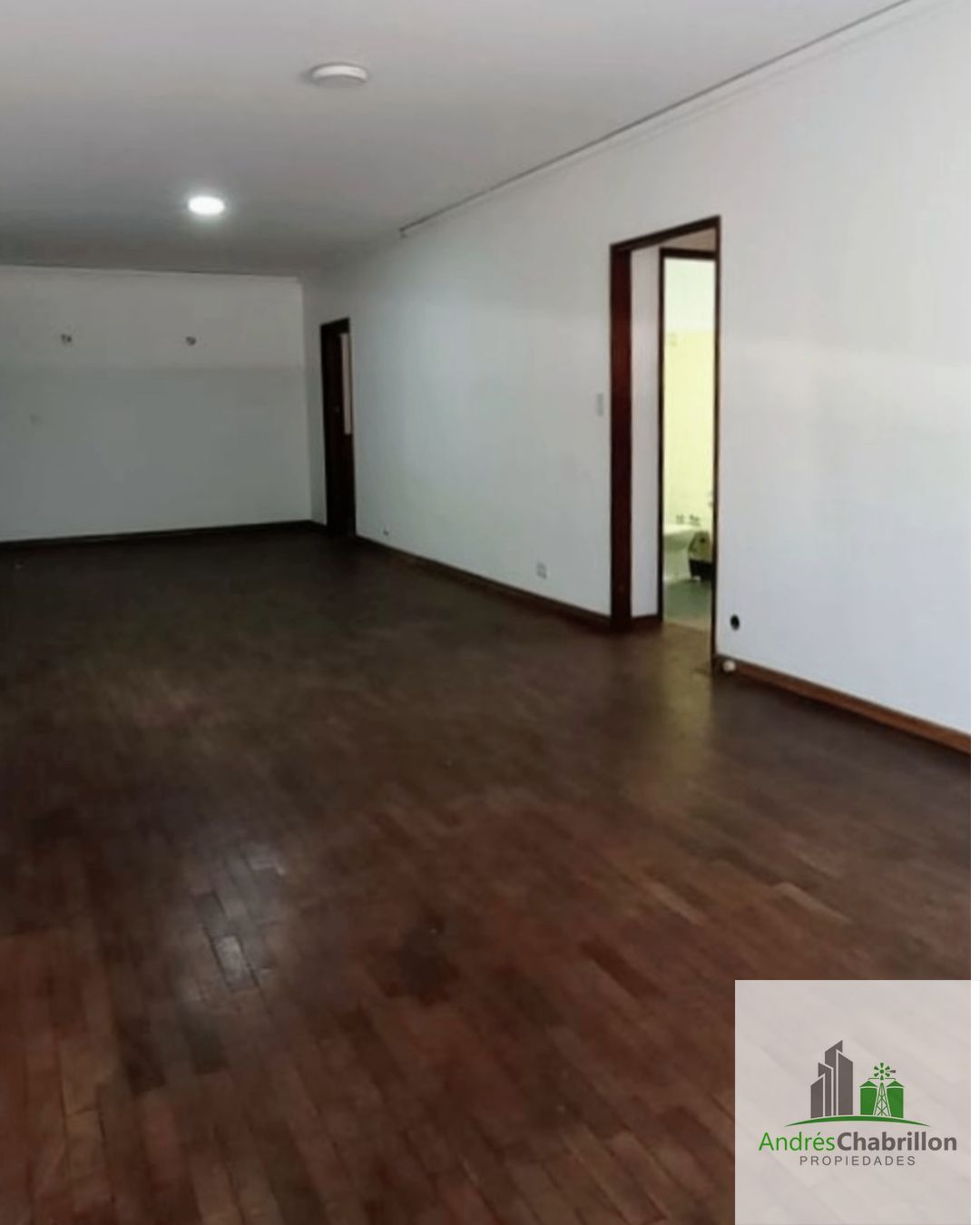 Departamento 2 dormitorios en alquiler con cochera sobre Peatonal Concordia - foto 2