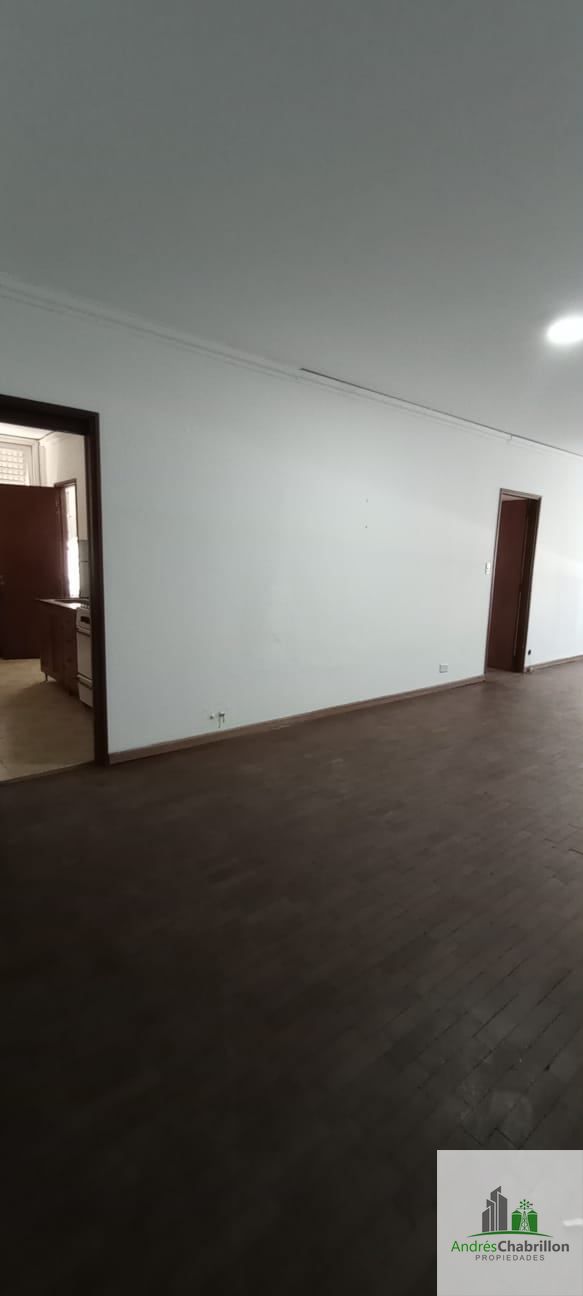 Departamento con cochera sobre peatonal de Concordia - foto 3