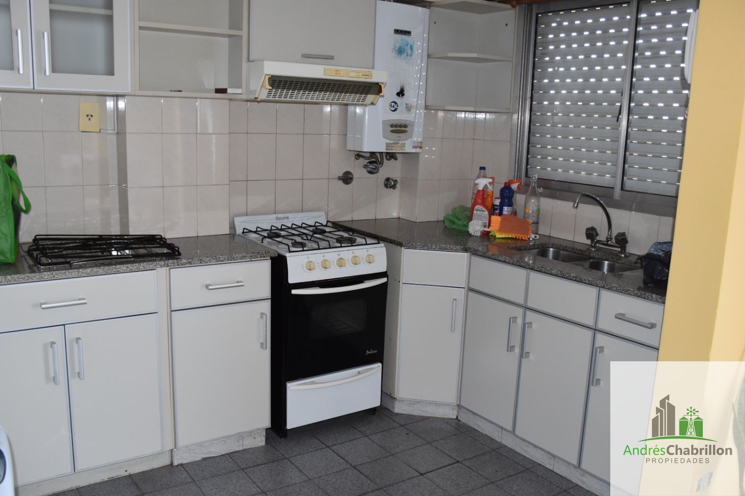 Alquiler departamento 3 dormitorios con cochera - foto 3