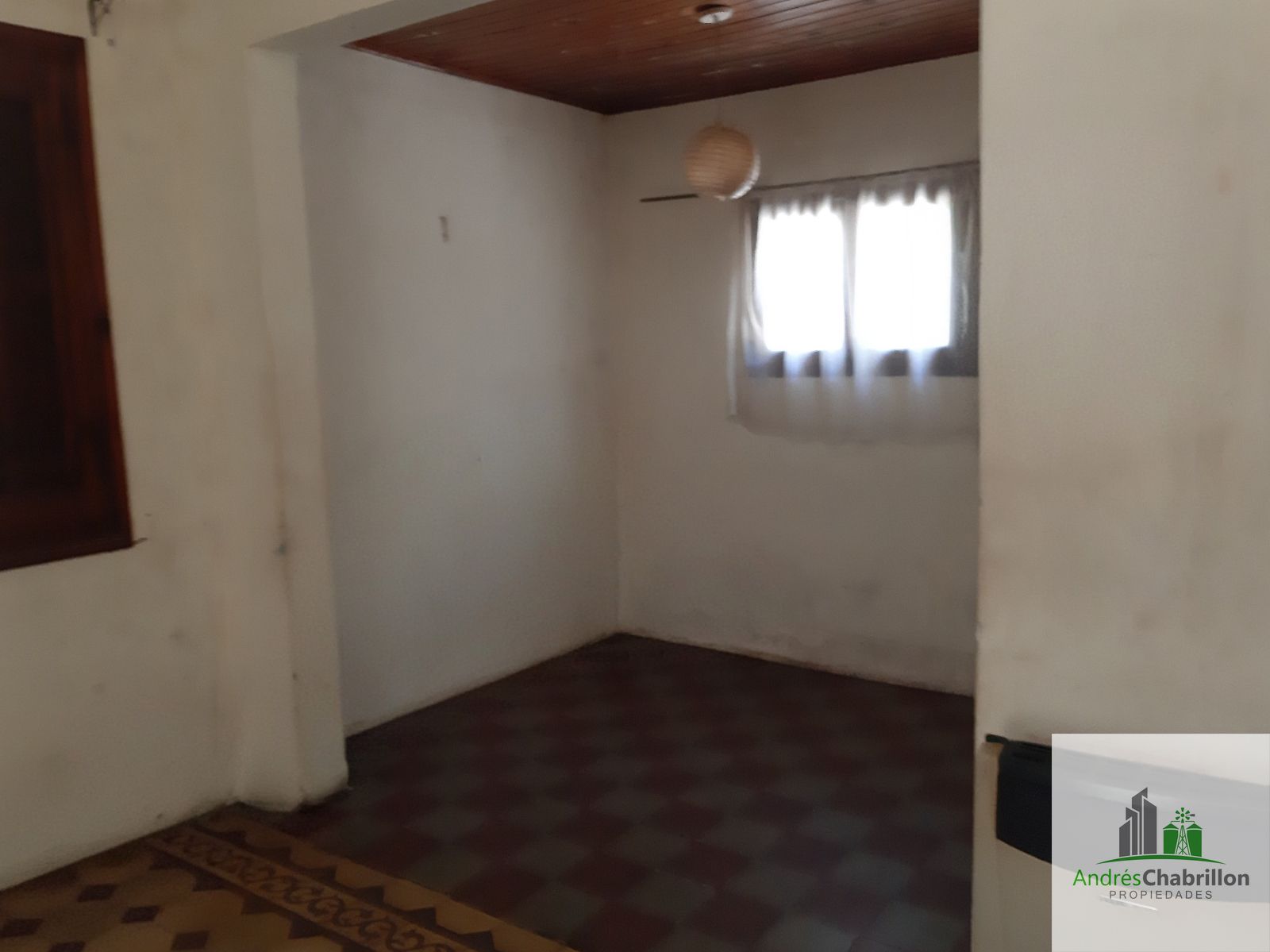 Casa funcional con patio, garage y excelente entorno verde - foto 4