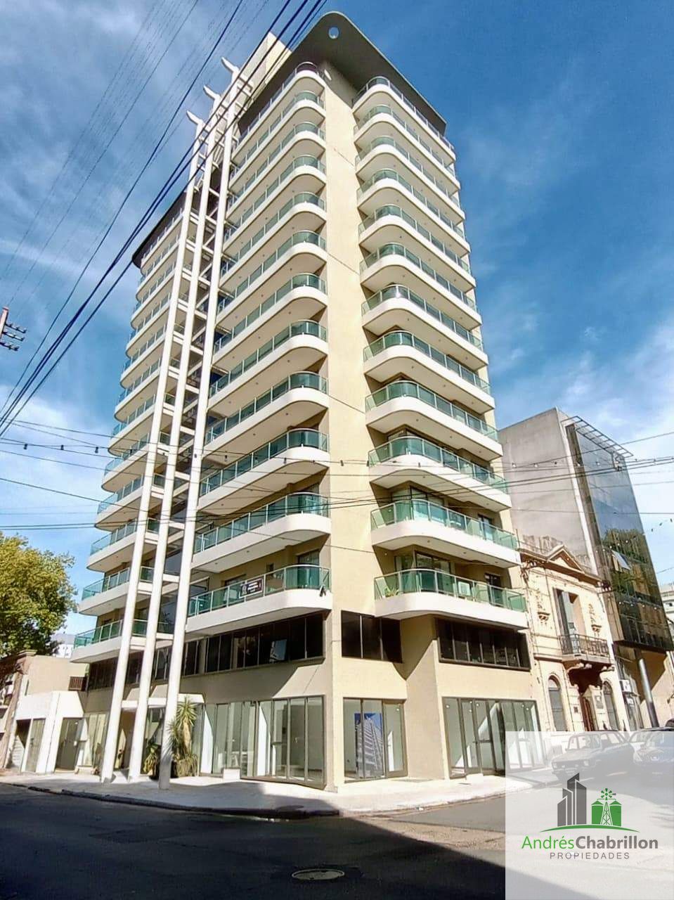 Departamento 2 dormitorios con balcón continuo y cochera