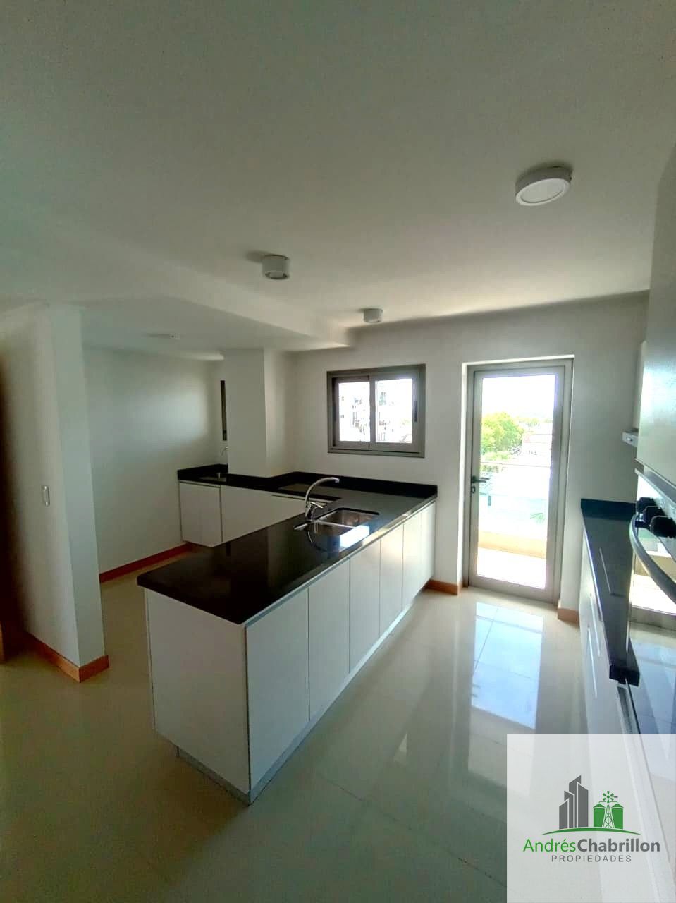 Departamento 2 dormitorios con balcón continuo y cochera - foto 3