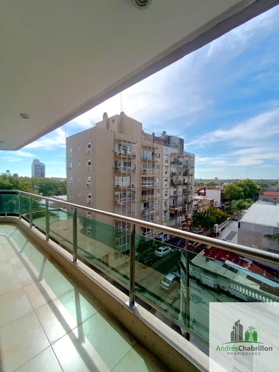 Departamento 2 dormitorios con balcón continuo y cochera - foto 4