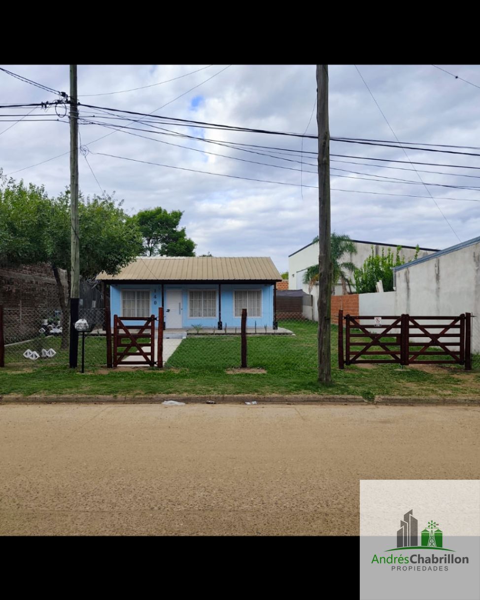 Casa en alquiler en Villa Adela con amplio jardín y entrada para vehículos
