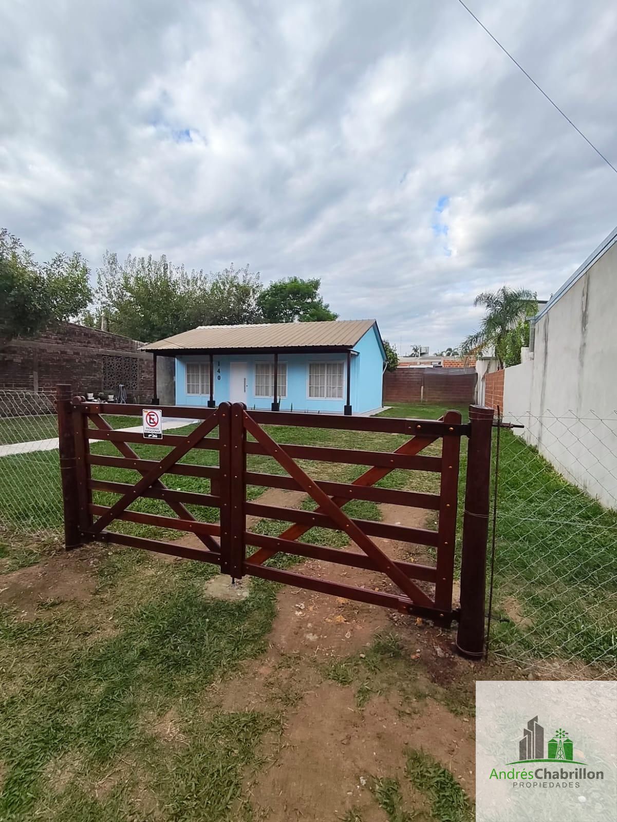 Casa en alquiler en Villa Adela con amplio jardín y entrada para vehículos - foto 2