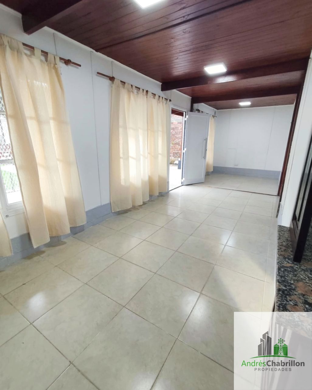 Casa en alquiler en Villa Adela con amplio jardín y entrada para vehículos - foto 3