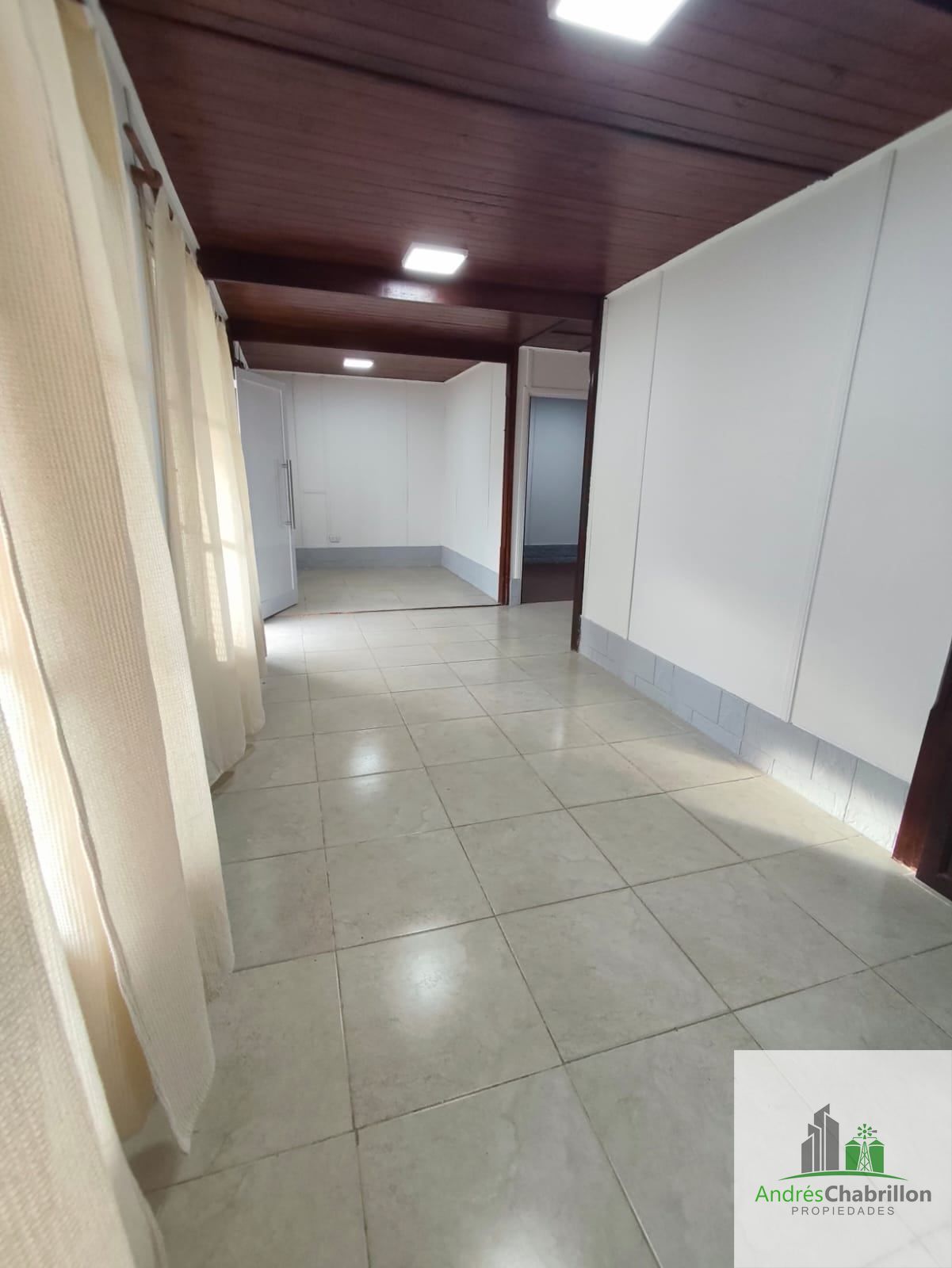 Casa en alquiler en Villa Adela con amplio jardín y entrada para vehículos - foto 4