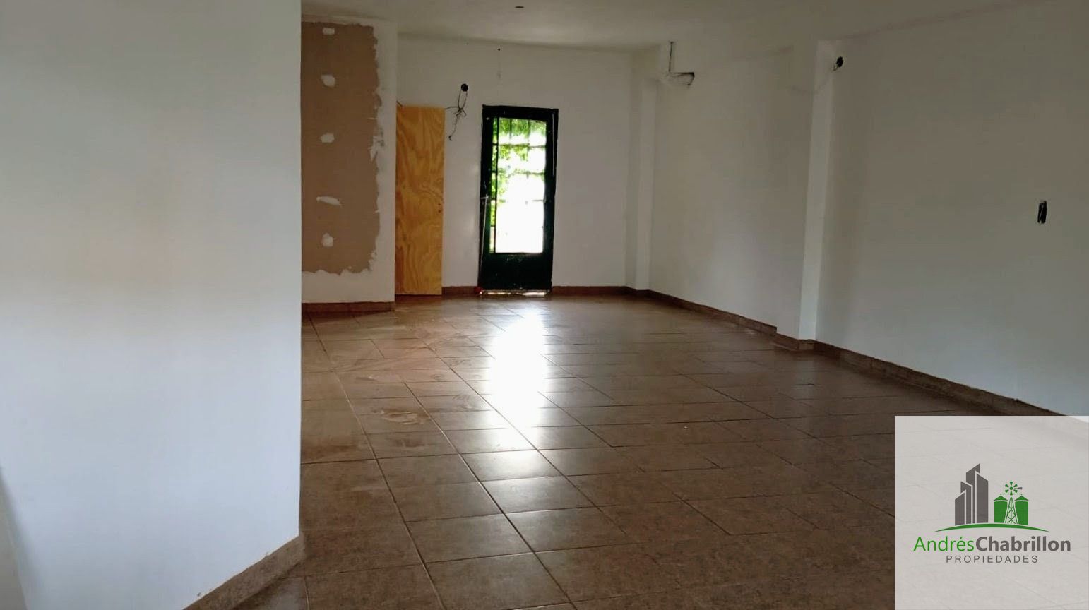 Local comercial refaccionado a nuevo en Villa Adela - foto 2