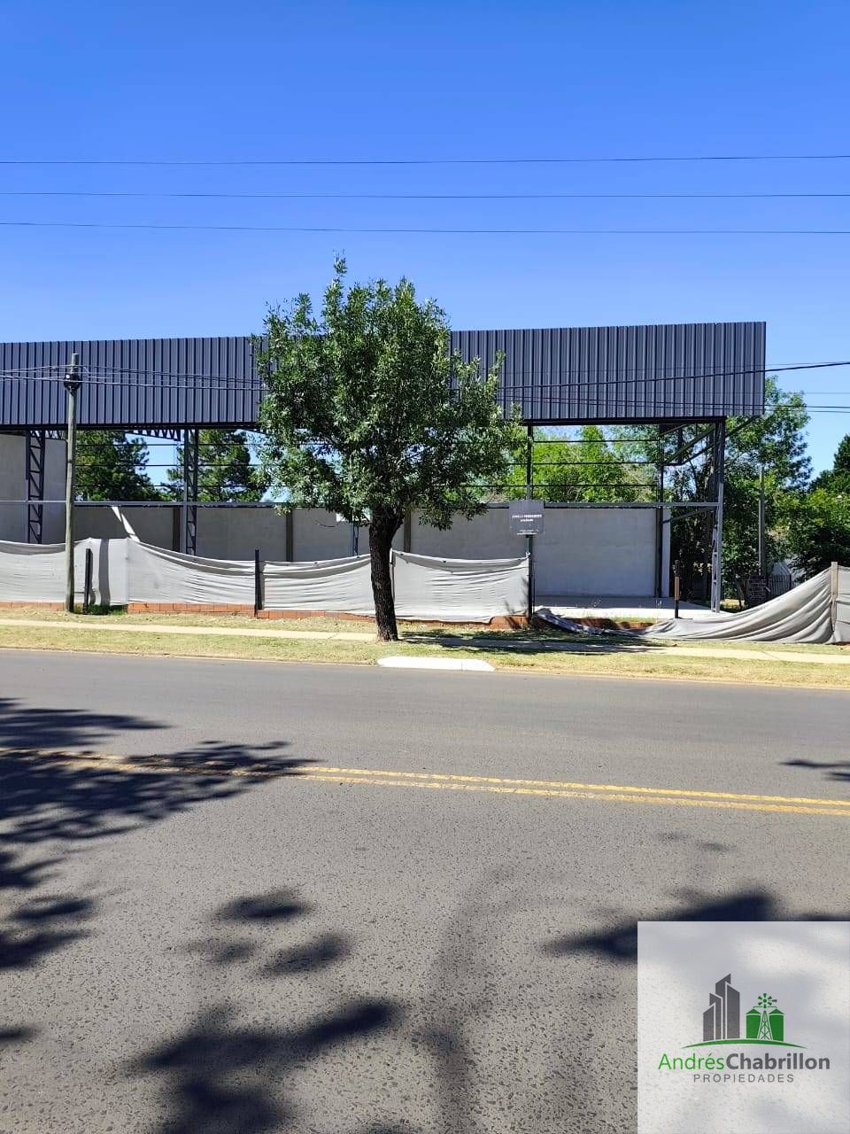 Galpón a estrenar en alquiler sobre Av. Independencia – Zona de alto tránsito