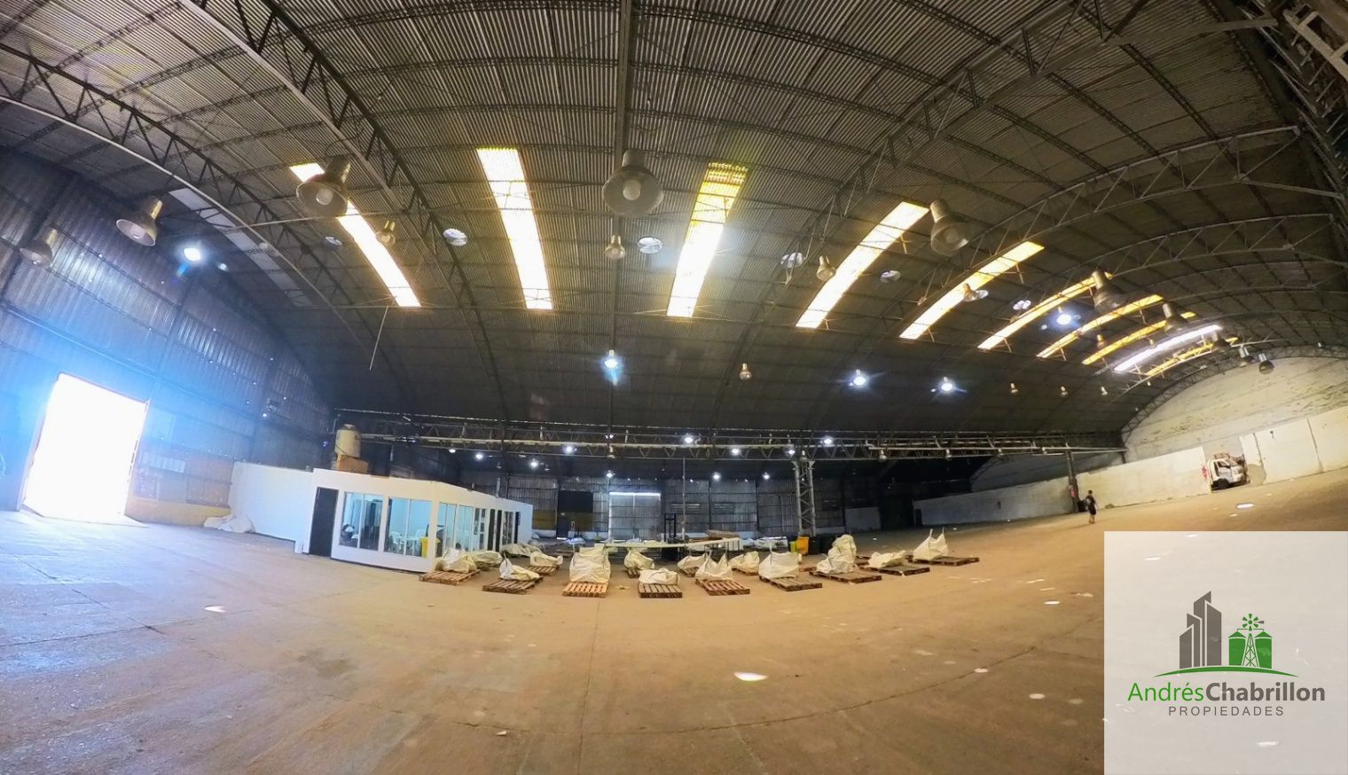 Excelente oportunidad de inversión en Concordia, galpón de 2670m2 cubiertos - foto 4