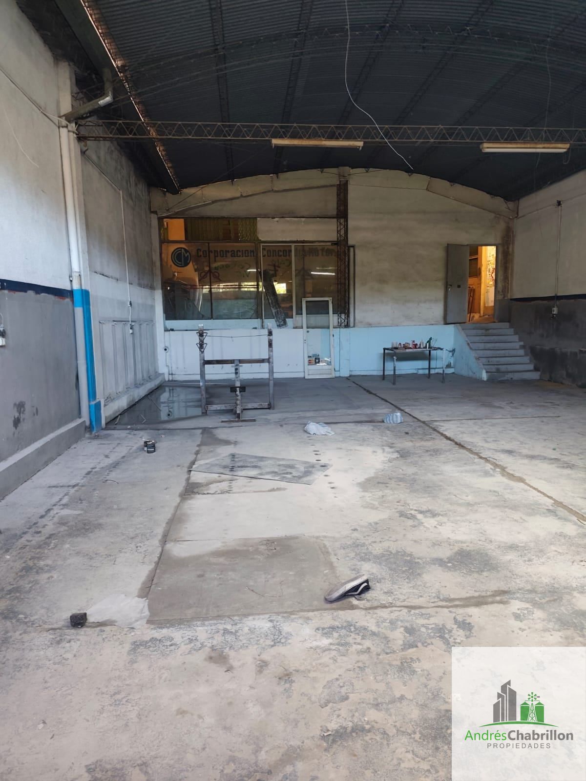 Salón comercial con amplias vidrieras y sistema de alarma – Ideal concesionaria - foto 2